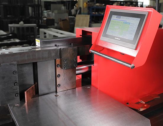 máquina 3 en 1 para barras colectoras