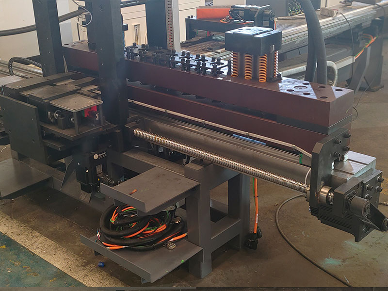 detalles-de-máquina-cnc-punzonado-barras